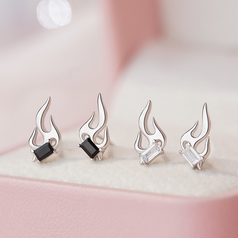 Men'S Minimalist Accessories - 2Pcs Fashion Flame-Shaped Punk Ear Stud